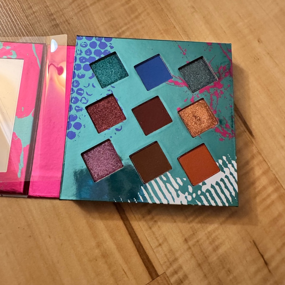 LIVING IN COLOR Jewel-Toned Eyeshadow Palette